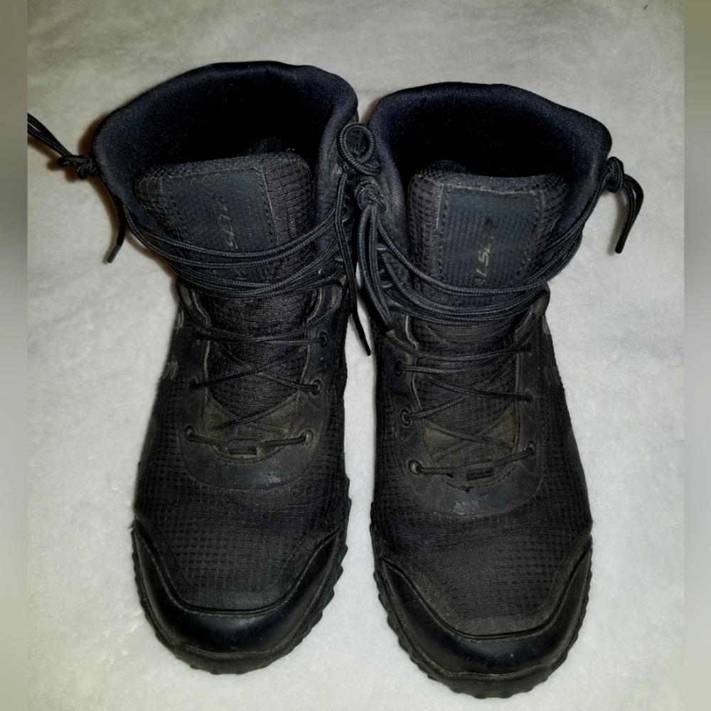 Under Armour lightweight boots size 8